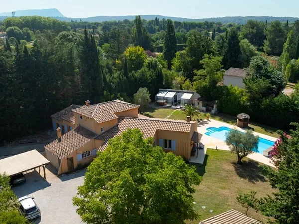Vends maison - 237 m² - 6 pièces, 5 chambres - Aix-en-Provence 13100