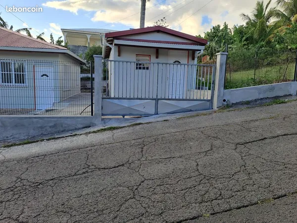 Location studio meublé pour étudiant ou particulier seul proximité CHU de Basse-Terre