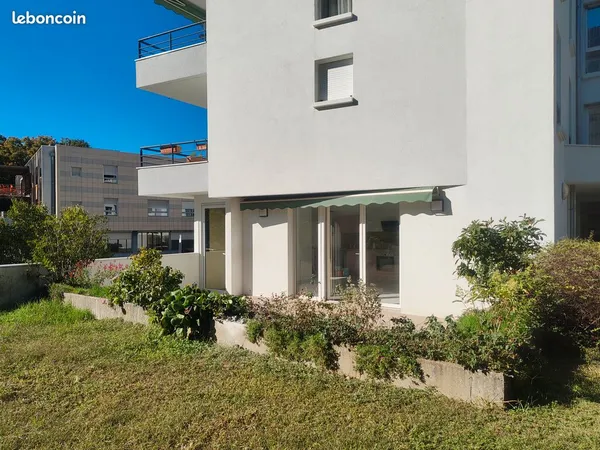 À louer - T3 rénové de 70 m² avec terrasse plein sud et parking privatif - Hyper centre de Voiron