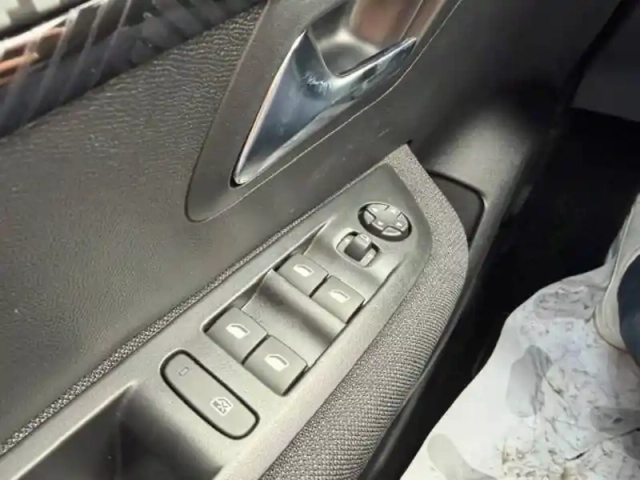 Peugeot 208 turbo 100 ch bvm6 — photo 21