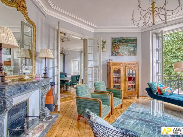 Versailles Parc Appartement 5 pièces 124 m² situé au 1er étage d'un immeuble ancien avec cave et gre