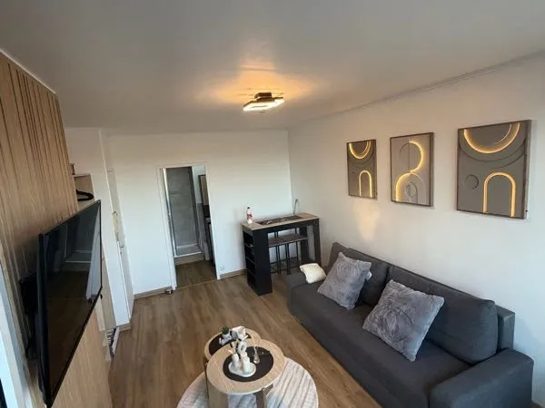SUPERBE STUDIO 23 m² - ENTIÈREMENT RÉNOVÉ - MEUBLÉ - ASCENSEUR - PARKING
