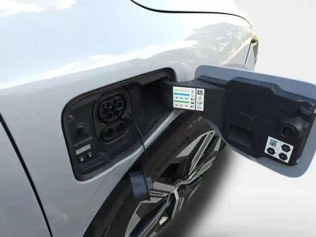 Renault Megane e-tech electric ev60 220ch iconic super charge — photo 25