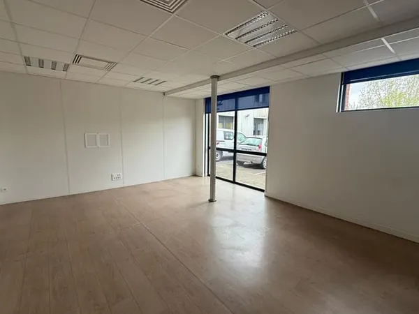 Local commercial 560 m²