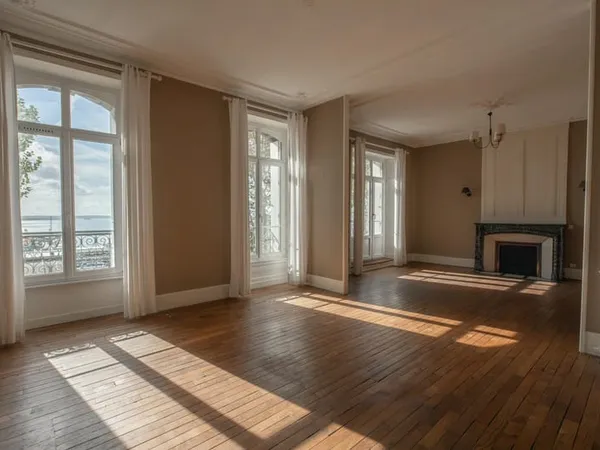 Appartement bourgeois à réinventer avec vue mer