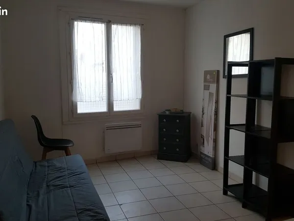 Studio entièrement meublé coeur de village tous commerces