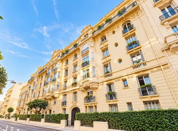 NICE - FLEURS : MAGNIFIQUE 3 PIECES TRAVERSANT SUD/NORD AVEC BALCON DANS UN BEAU BOURGEOIS