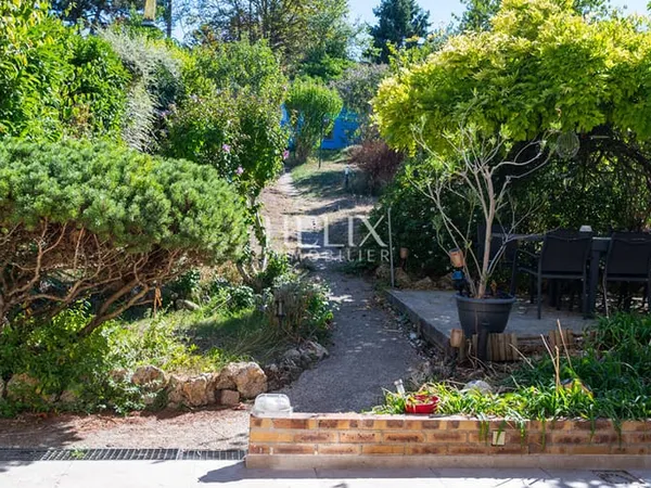En exclusivité Maison à louer à Nanterre 9 pièce(s) 190 m2 avec dépendances double garage et jardin 