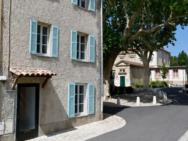 Appartement de village sur 3 niveaux offrant un fort potentiel ! Travaux à prévoir pour révéler tout