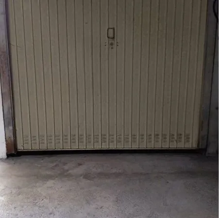 Garage en face de l'EDHEC BUSINESS SCHOOL