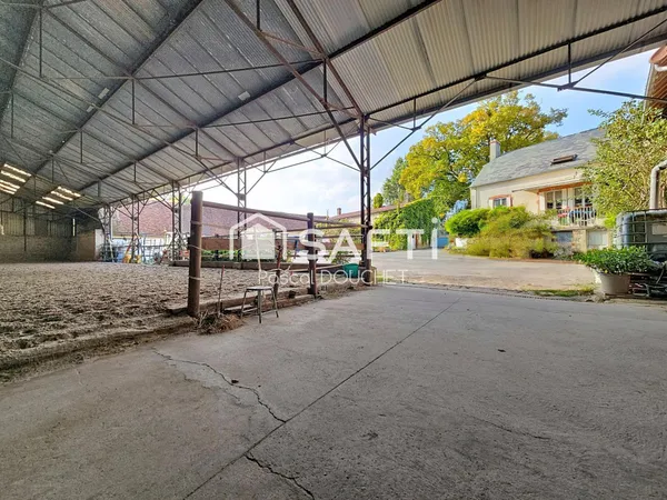 Joli corps de ferme sur 25 000 m² .....
