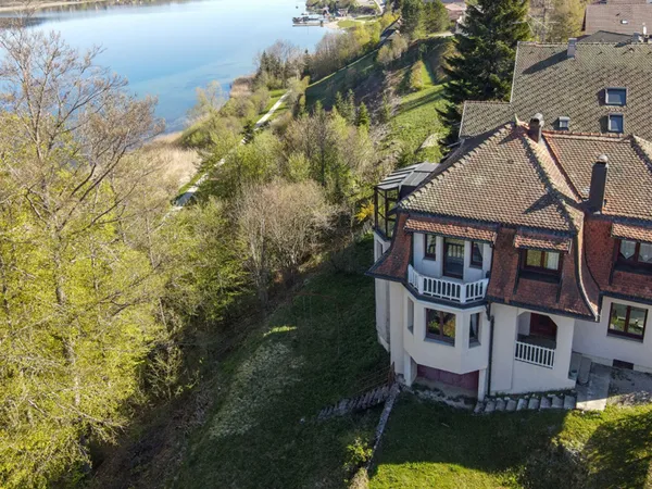 AU-DESSUS DU LAC DE SAINT-POINT, UNE MAISON RELIÉE DIRECTEMENT
