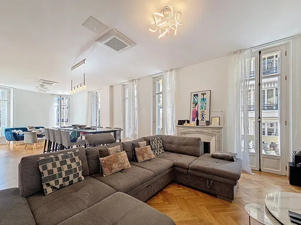 Nice Carre d'Or - Appartement bourgeois élégant avec caractère intemporel