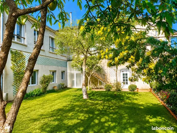 Maison avec garage et jardin