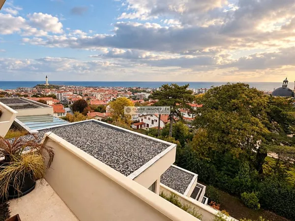 BIARRITZ ENTRE LES HALLES ET BEAURIVAGE, T3/4 (86m²) AVEC TERRASSE, APERÇU OCÉAN ET GARAGE. CAVE
