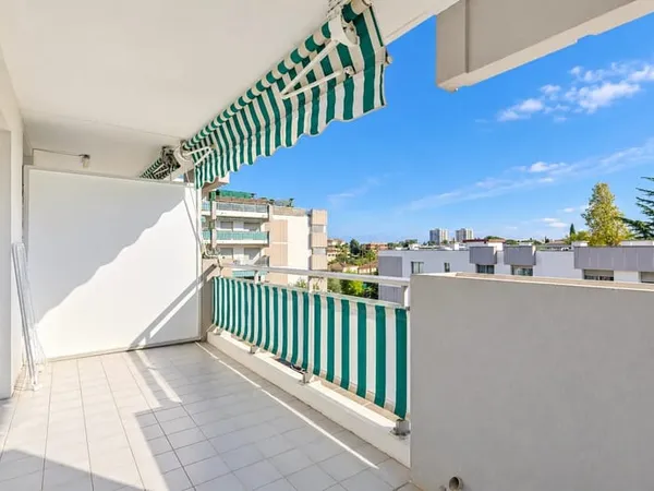 ANTIBES - RABIAC ESTAGNOL - SPACIEUX STUDIO AVEC TERRASSE, PARKING ET CAVE
