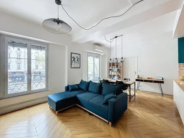 Appartement 3 pièces non meublé au pied du métro D