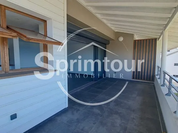 À LOUER à Vieux-Fort Superbe duplex lumineux avec terrasse