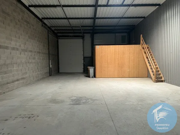 LOCAL COMMERCIAL - DEPOT AVEC BUREAU - LOZANNE
