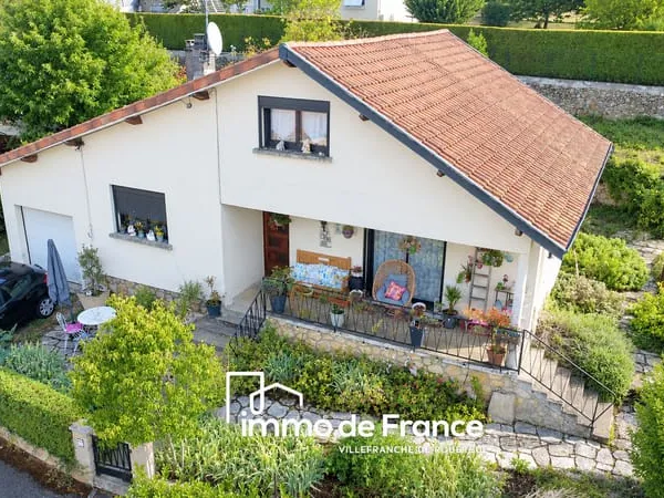 Maison T6 sur deux niveaux , garage et terrain