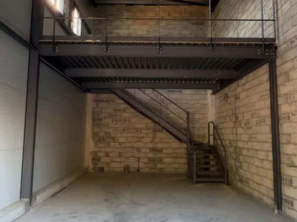 Dépôt 75 m² + mezzanine - A63 - Gare SNCF - 950 HT