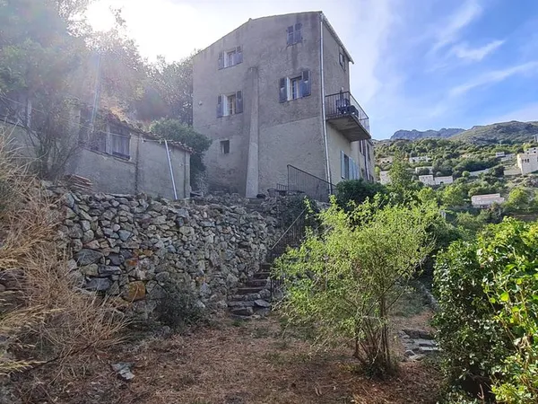 Maison de village meublée vue mer et montagne avec jardin
