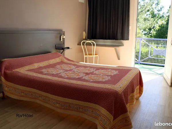 A VENDRE FOND de commerce Hotel 26 chambres situé sur la D1à 8 Kms VILLEFRANCHE/RGUE avec salle d'ea