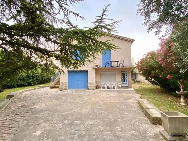 Maison familiale 5 chambres Carpentras + terrain attenant de 1800m2