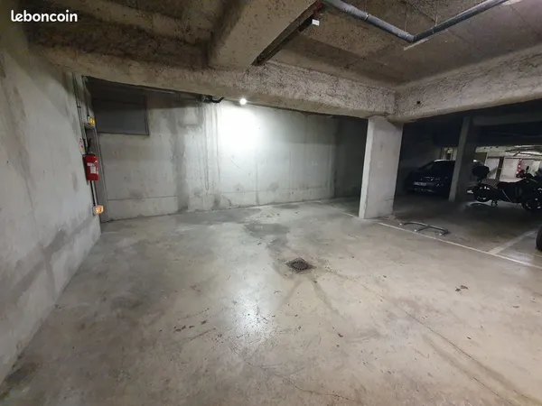 Parking sécurisé 1er SS 141 av de Clichy