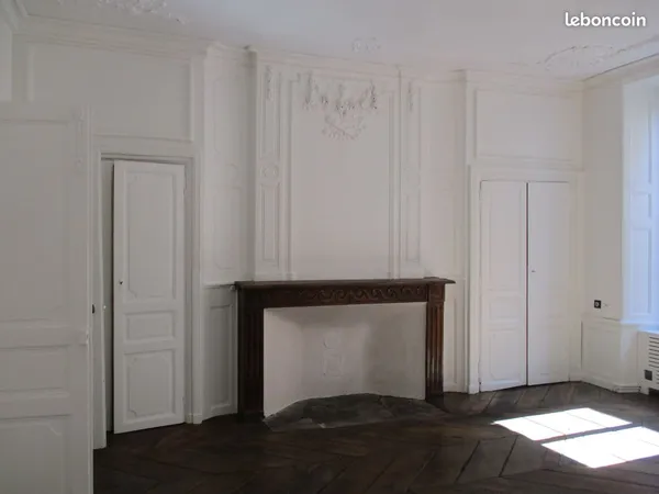 Loue T3 de caractère de 75m² au 1er étage d'un immeuble sécurisé, quartier calme en coeur de ville