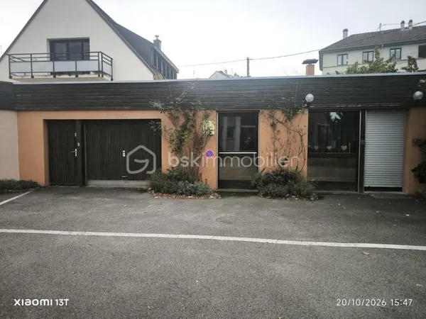 Maison de plain-pied avec jardin, terrasse, garage et stationnements privatifs