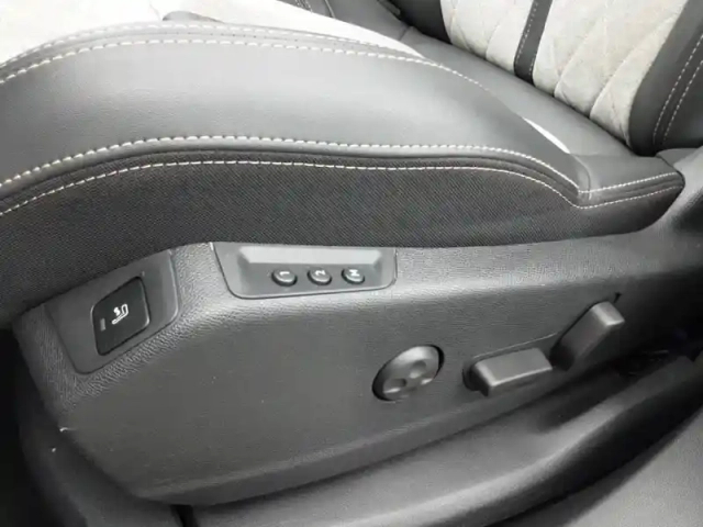 Peugeot 3008 hybrid4 300 e-eat8 — photo 21