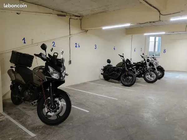 Emplacement parking moto