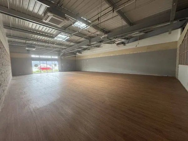 Local commercial 302 m²