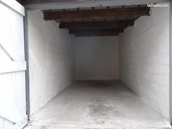 Garage à louer rue des Fontinettes dans cour sécurisée