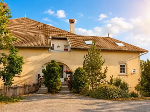 Ferme franc-comtoise 3 logements loués et surface brute aménageable