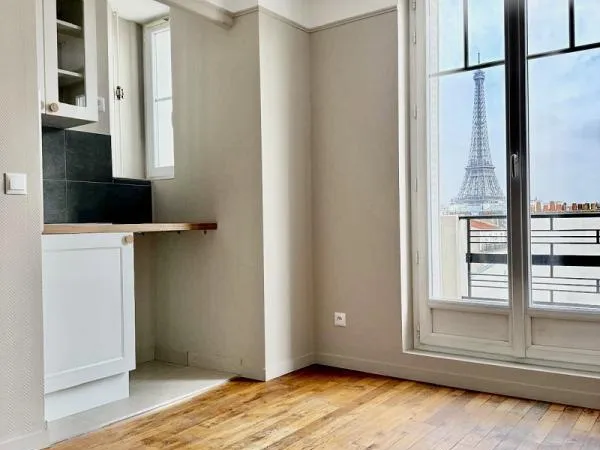 Paris XVème, métro Dupleix, Beau Studio en dernier étage rénové