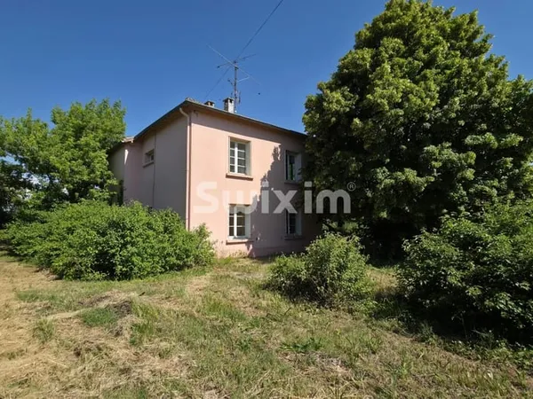 Villa avec potentiel et terrain spacieux
