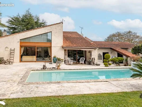 Maison 7 pièces 242 m²