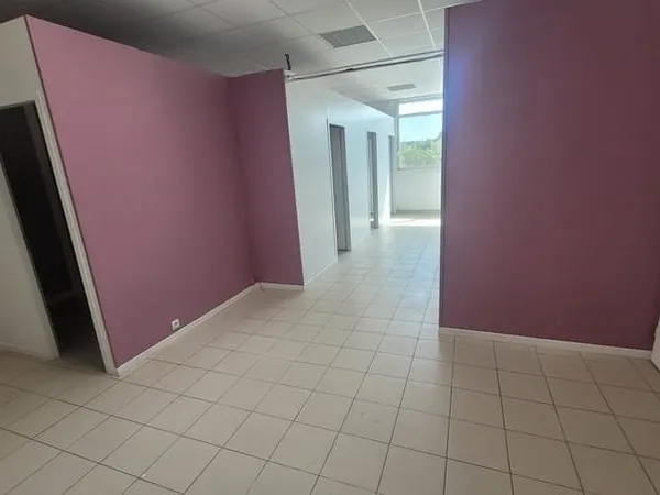 Bureau et espace de travail Location Le Crès  67m² 790€