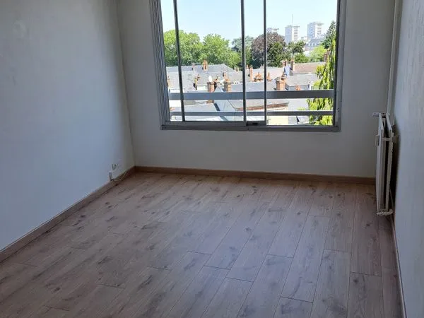 Studio 19m² hyper centre Orléans + parking