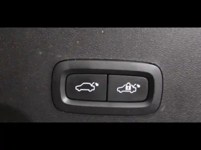 Volvo Xc40 t4 recharge 129 + 82ch plus dct 7 — photo 8