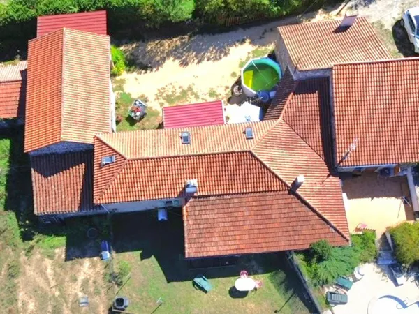 Bel ensemble familial de caractère proche toutes commodités sur près d'un hectare de terrain