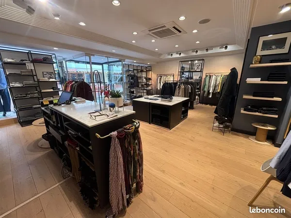 Boutique 135 m² LA VARENNE ST HILAIRE