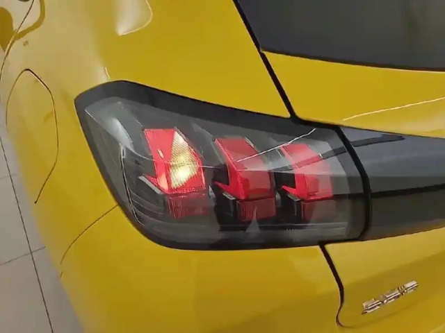 Peugeot 208 puretech 75 s&amp;s bvm5 — photo 17