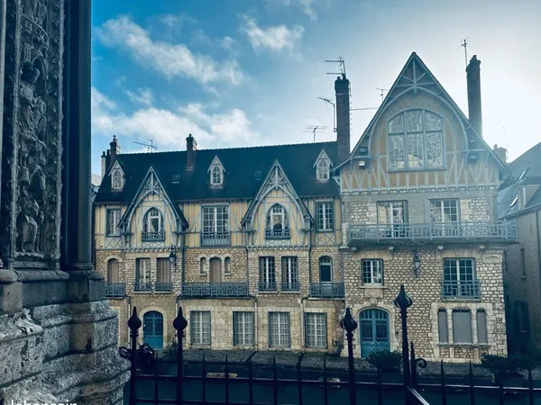 à louer - appartement meublé d'exception face à la cathédrale de chartres