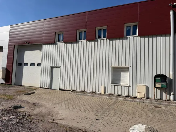 Local commercial avec bureaux et appartement.