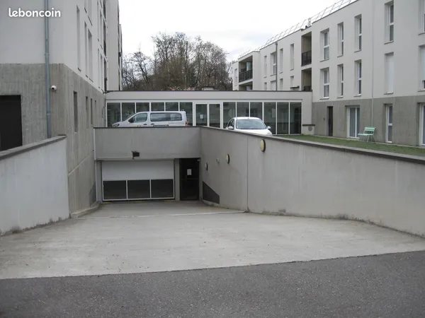 Place de parking sécurisée en sous sol de résidence récente