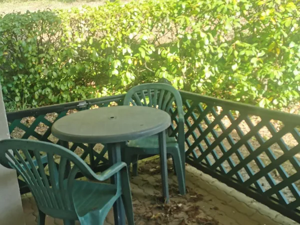 Joli studio meublé en rez-de-chaussée dans une résidence ombragée avec terrasse