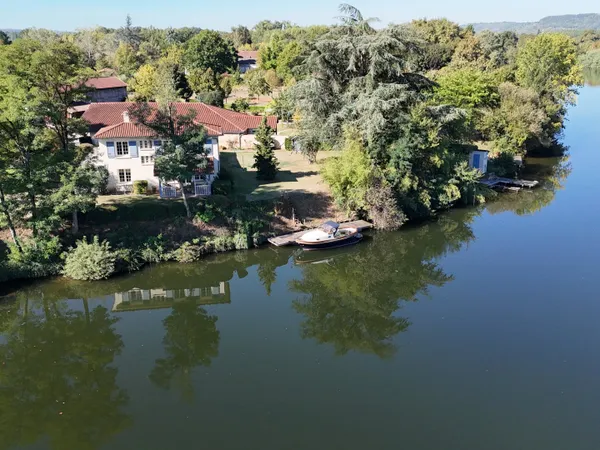 Domaine d'exception en bord du Lot Trois habitations indépendantes avec piscines privées